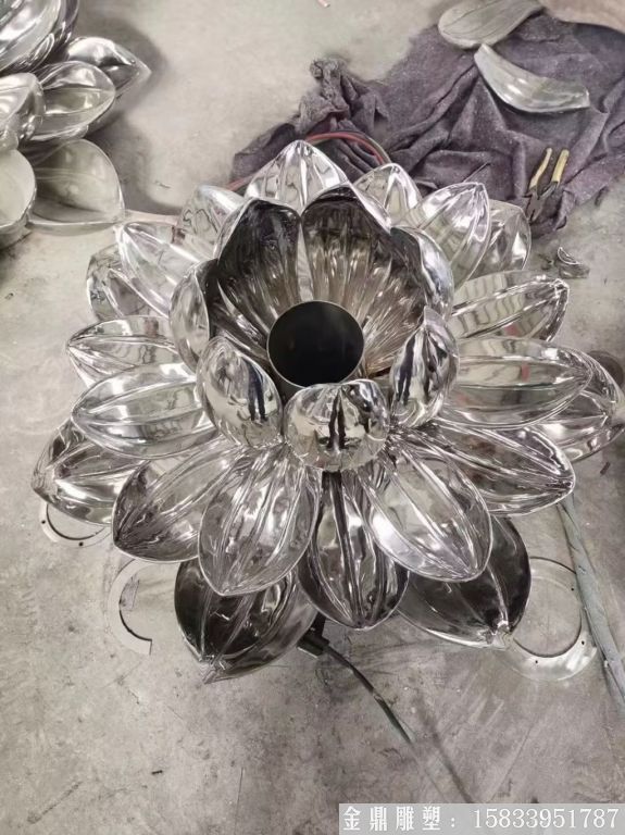 不锈钢莲花镜面效果,荷花景观装饰雕塑4 不锈钢莲花镜面效果,荷花景观装饰雕塑4